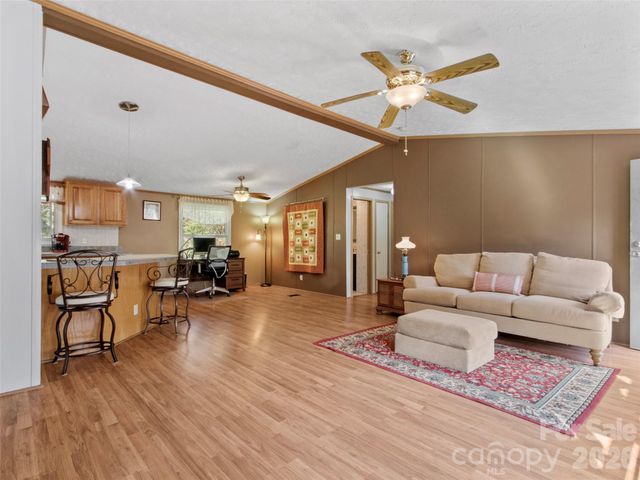 155 Thunderstruck Ridge, Burnsville, NC 28714