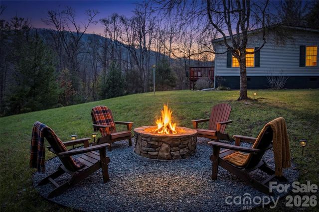 155 Thunderstruck Ridge, Burnsville, NC 28714