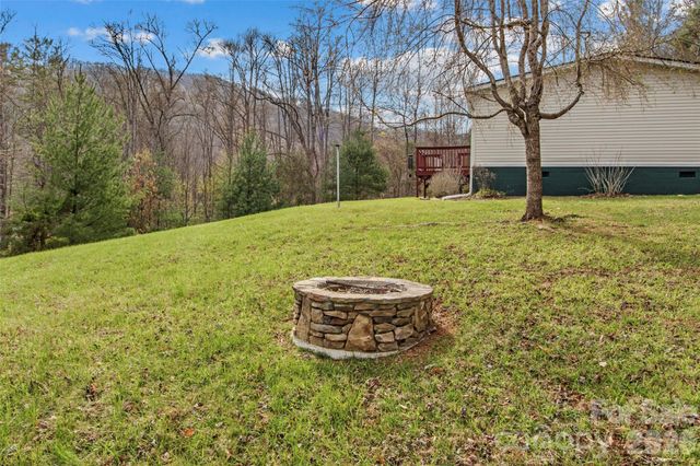 155 Thunderstruck Ridge, Burnsville, NC 28714