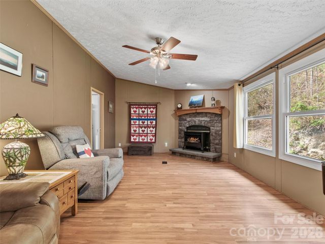 155 Thunderstruck Ridge, Burnsville, NC 28714