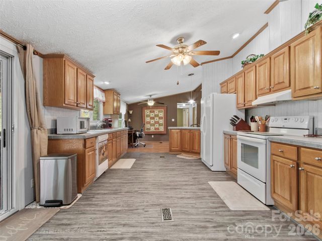 155 Thunderstruck Ridge, Burnsville, NC 28714
