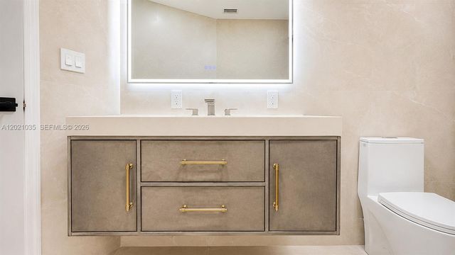 2765 NE 35th Dr, Fort Lauderdale, FL 33308