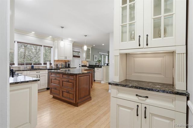 27772 Santa Barbara Drive, Lathrup Village, MI 48076