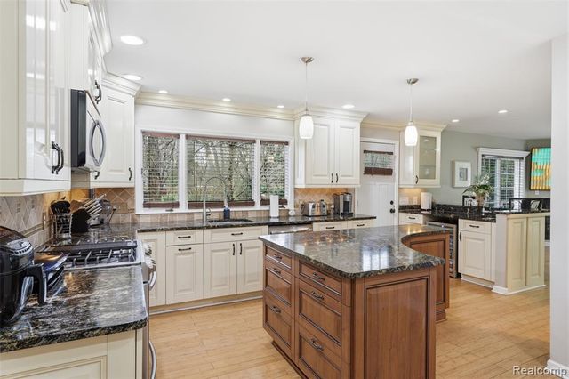 27772 Santa Barbara Drive, Lathrup Village, MI 48076