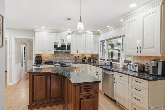 27772 Santa Barbara Drive, Lathrup Village, MI 48076
