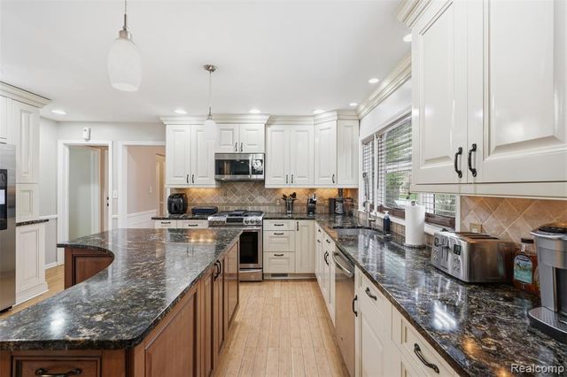 27772 Santa Barbara Drive, Lathrup Village, MI 48076