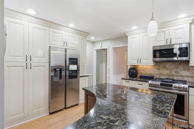 27772 Santa Barbara Drive, Lathrup Village, MI 48076
