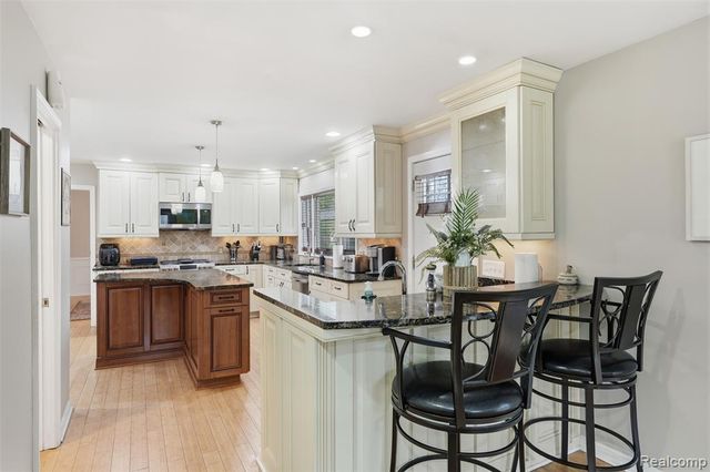 27772 Santa Barbara Drive, Lathrup Village, MI 48076