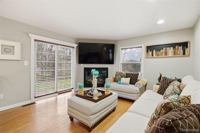 27772 Santa Barbara Drive, Lathrup Village, MI 48076