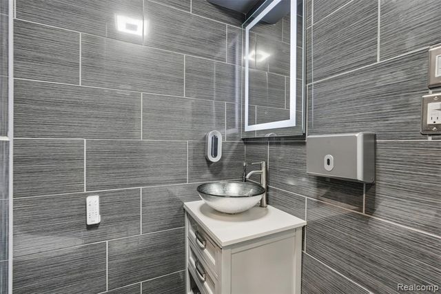 27772 Santa Barbara Drive, Lathrup Village, MI 48076