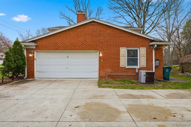 27772 Santa Barbara Drive, Lathrup Village, MI 48076