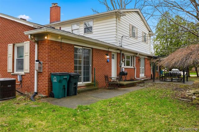 27772 Santa Barbara Drive, Lathrup Village, MI 48076
