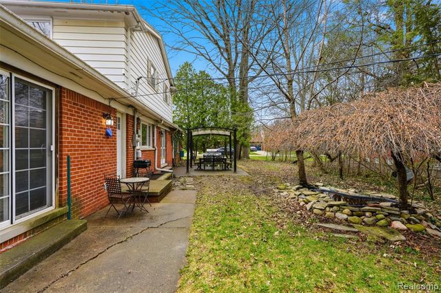 27772 Santa Barbara Drive, Lathrup Village, MI 48076