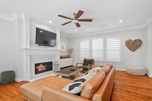 2704 Welborn Street E, Dallas, TX 75219