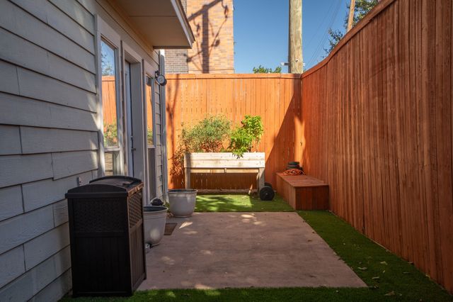 2704 Welborn Street E, Dallas, TX 75219