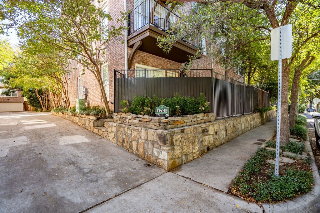 2704 Welborn Street E, Dallas, TX 75219