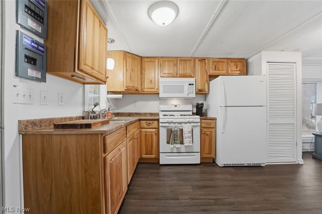 5 Stones Long Beach Drive, Ashtabula, OH 44004