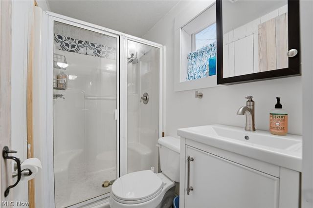 5 Stones Long Beach Drive, Ashtabula, OH 44004