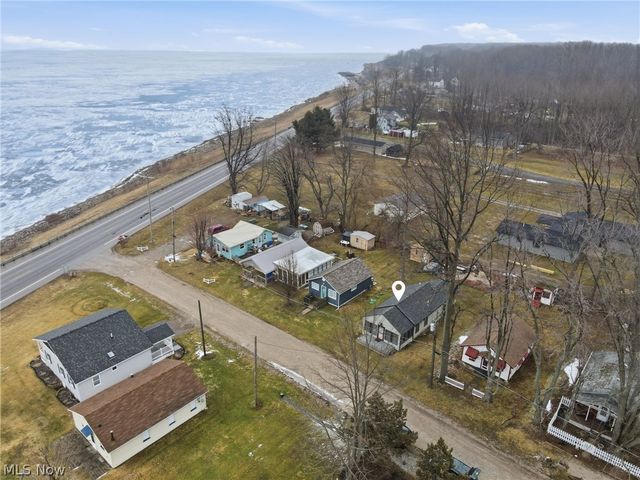 5 Stones Long Beach Drive, Ashtabula, OH 44004