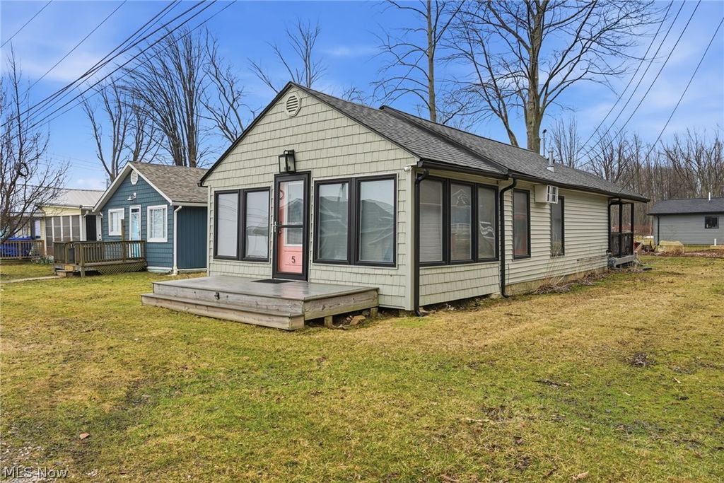 5 Stones Long Beach Drive, Ashtabula, OH 44004