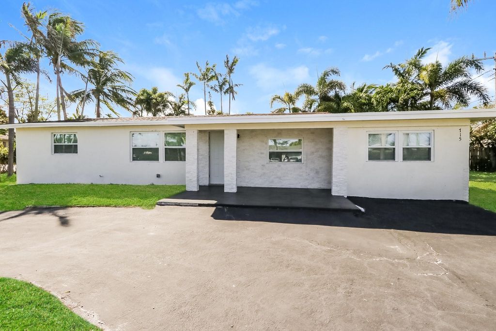 715 SW 2nd St, Boynton Beach, FL 33435