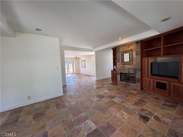 934 Governor, Costa Mesa, CA 92627