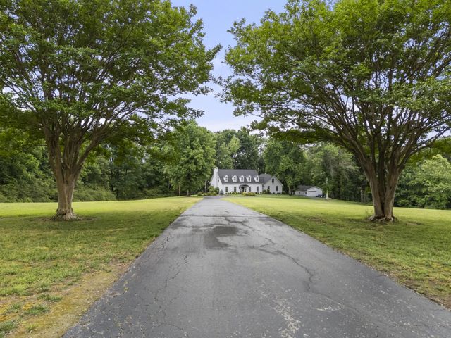 1100 Mill Rd, Dickson, TN 37055