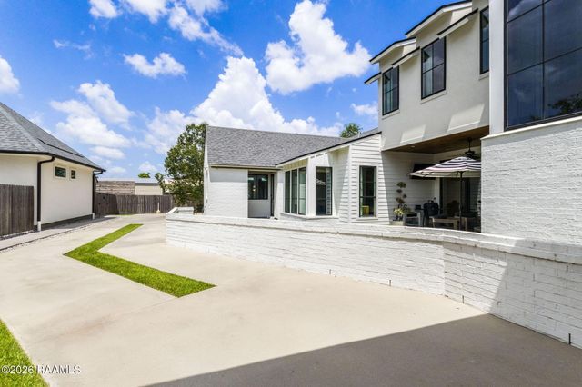203 Shadow Bend Drive, Broussard, LA 70518