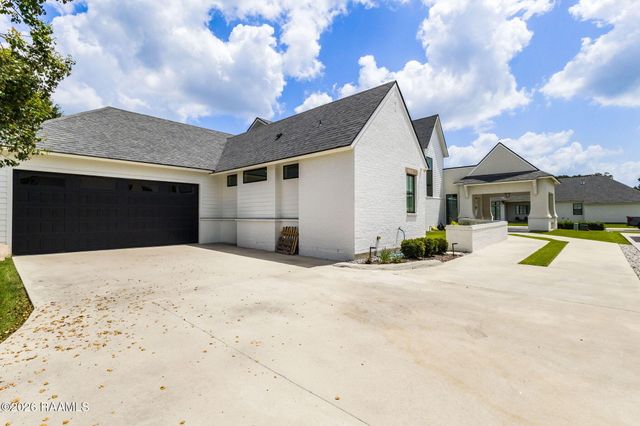 203 Shadow Bend Drive, Broussard, LA 70518