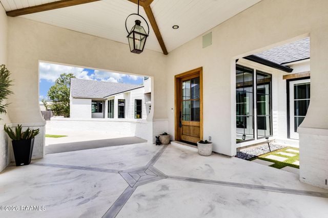 203 Shadow Bend Drive, Broussard, LA 70518