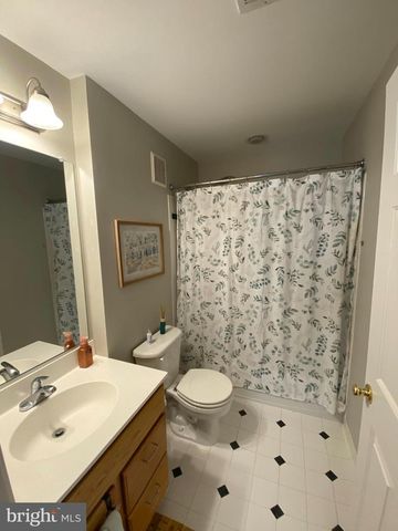 8143 SKELTON CIR, Falls Church, VA 22042