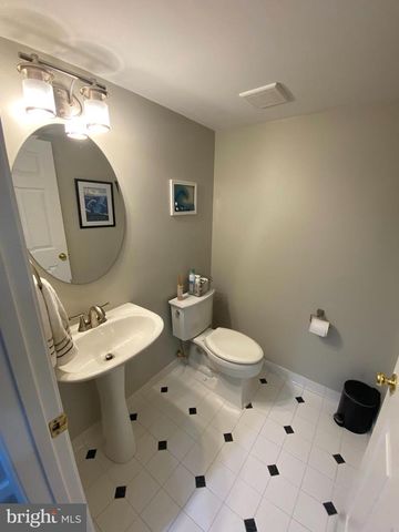 8143 SKELTON CIR, Falls Church, VA 22042