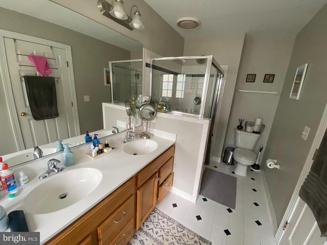 8143 SKELTON CIR, Falls Church, VA 22042