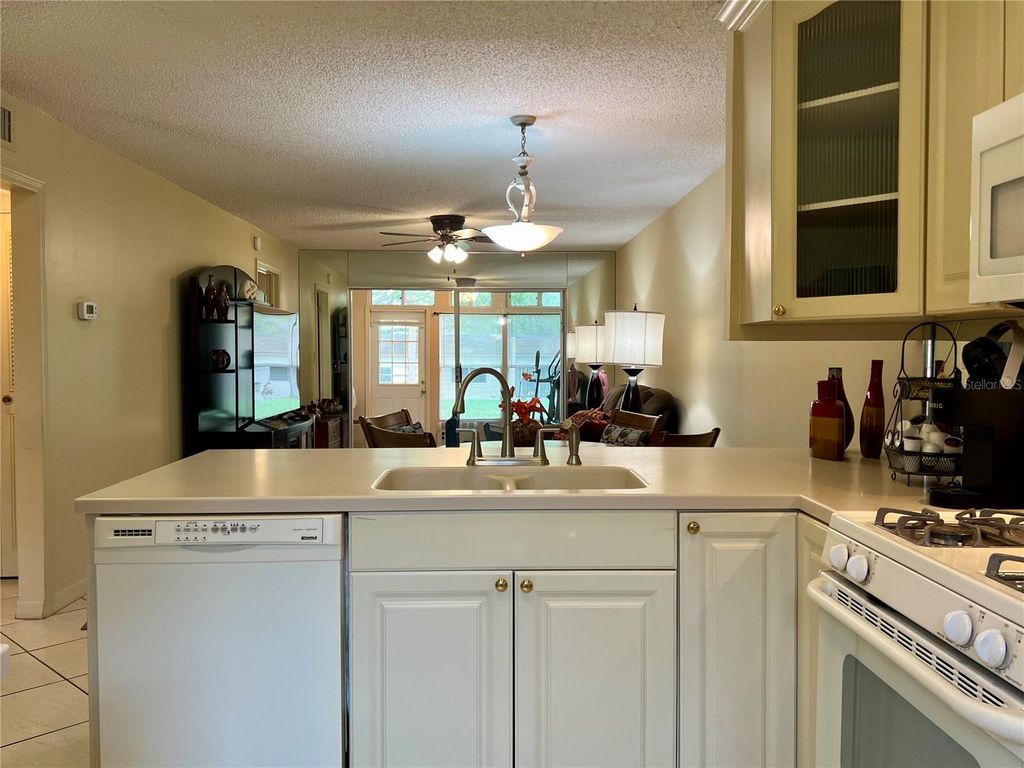 Image 5 of property listing at 1395 MISSION DRIVE W 28C, Clearwater, FL 33759