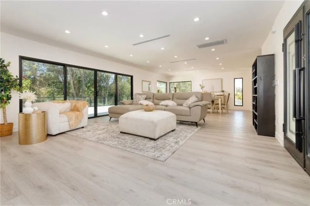 5843 Nevada, Woodland Hills, CA 91367
