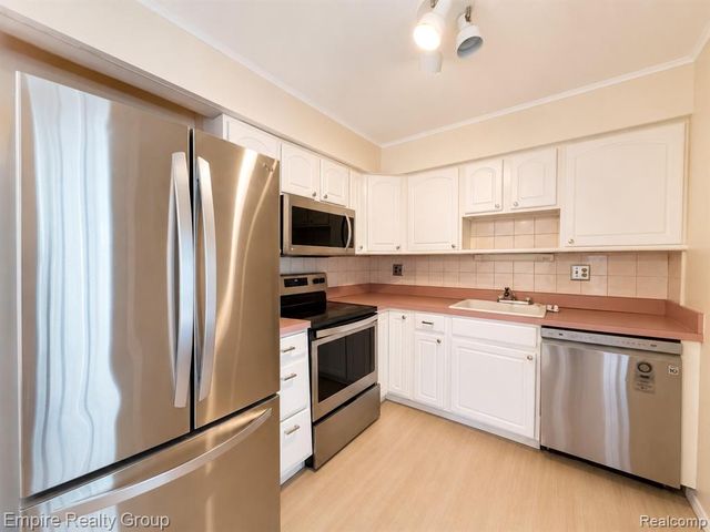 3002 Seaton Circuit, Warren, MI 48091
