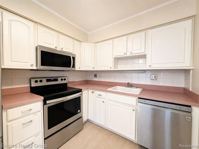 3002 Seaton Circuit, Warren, MI 48091