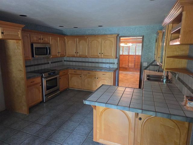 6105 Kingsbridge Drive, Oklahoma City, OK 73162