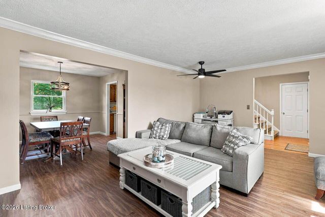 6017 Bay Pine Dr, Louisville, KY 40219