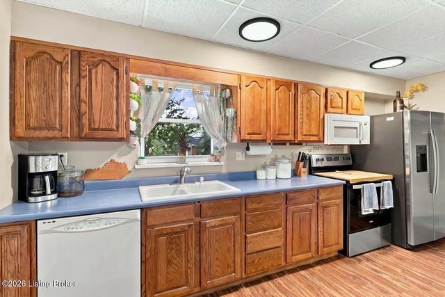 6017 Bay Pine Dr, Louisville, KY 40219