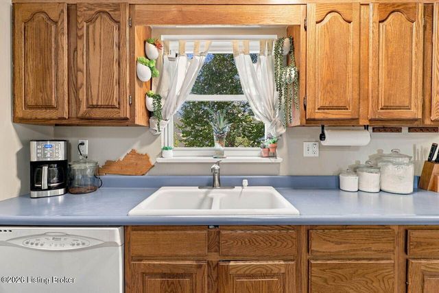 6017 Bay Pine Dr, Louisville, KY 40219
