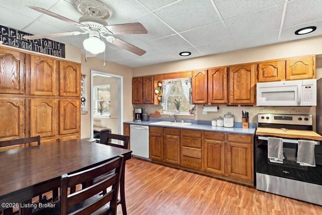 6017 Bay Pine Dr, Louisville, KY 40219