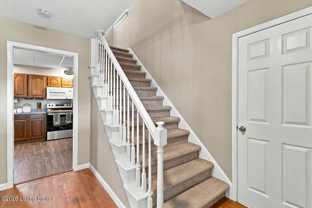 6017 Bay Pine Dr, Louisville, KY 40219