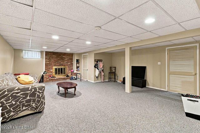 6017 Bay Pine Dr, Louisville, KY 40219