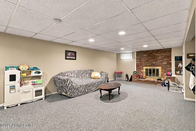 6017 Bay Pine Dr, Louisville, KY 40219