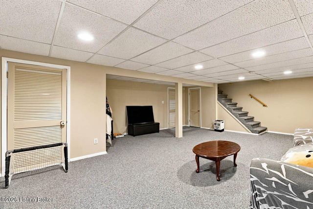 6017 Bay Pine Dr, Louisville, KY 40219