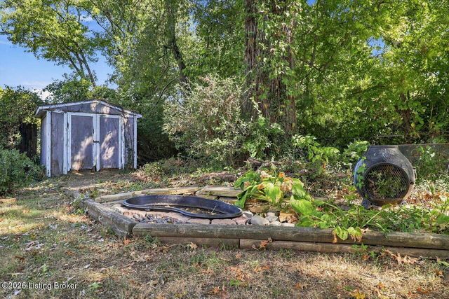 6017 Bay Pine Dr, Louisville, KY 40219