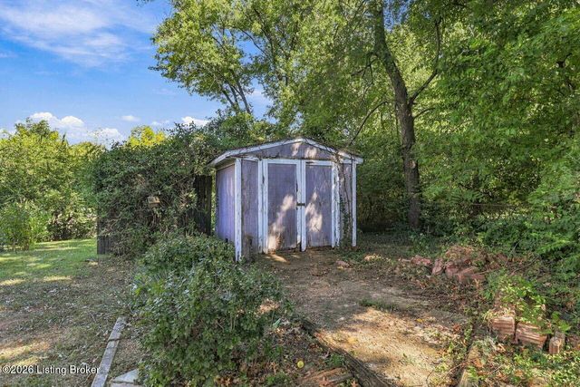 6017 Bay Pine Dr, Louisville, KY 40219