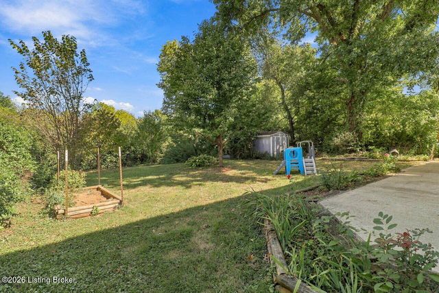 6017 Bay Pine Dr, Louisville, KY 40219