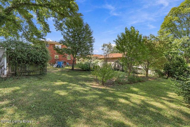6017 Bay Pine Dr, Louisville, KY 40219